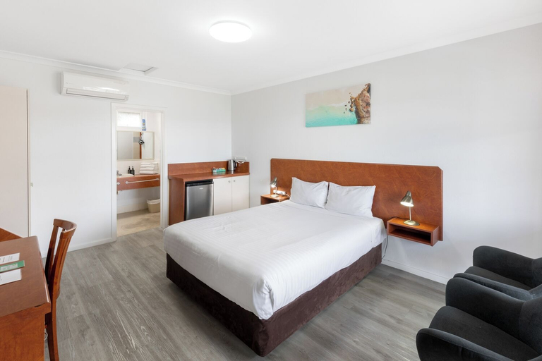 Bedroom 2, ibis Styles Albany, Albany