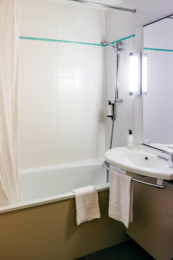 Bathroom 4, ibis Barcelona Santa Coloma, Barcelona