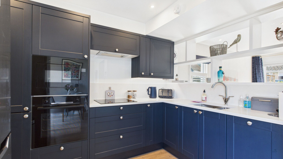 Room 5, Charming 2-bed Family Cottage Your West Bay Retreat, Isle of Wight