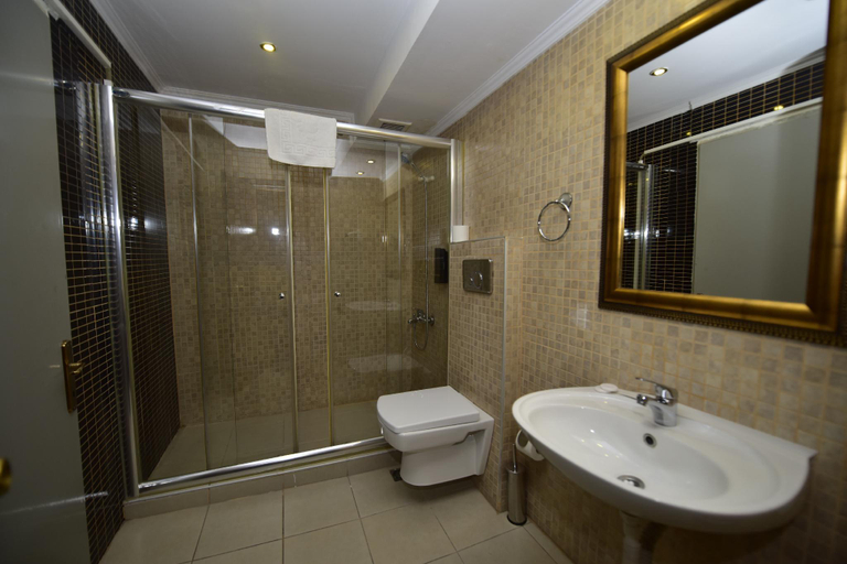 Bathroom 4, Hotel Topkapi, Fatih