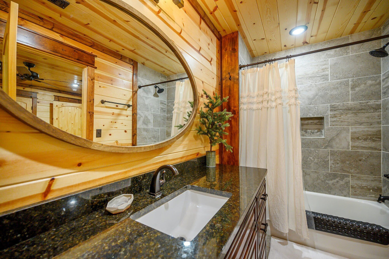 Others 3, Sugar Mama Cabin for 10!, McCurtain