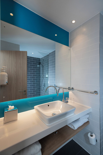 Bathroom 4, Holiday Inn Express SWINDON CITY CENTRE by IHG, Swindon