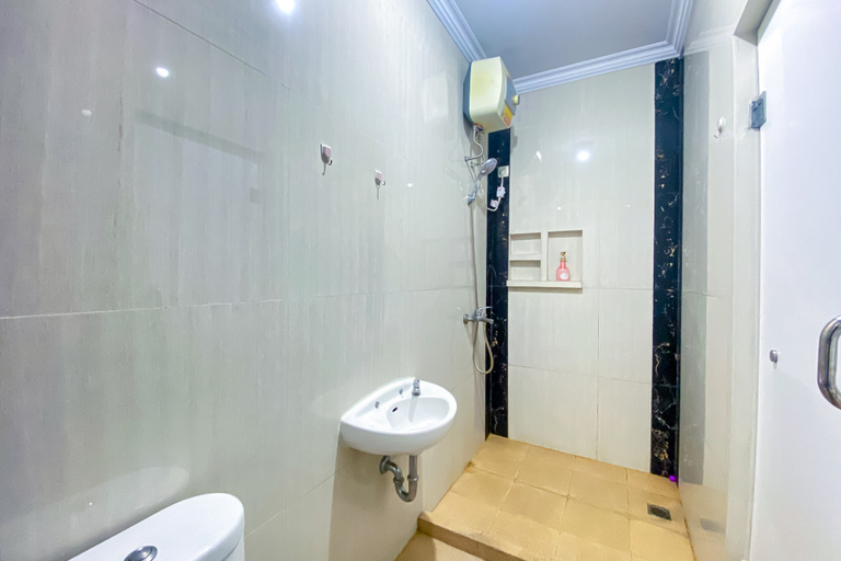 Bathroom 3, Tebet Utara RedPartner, Jakarta Selatan