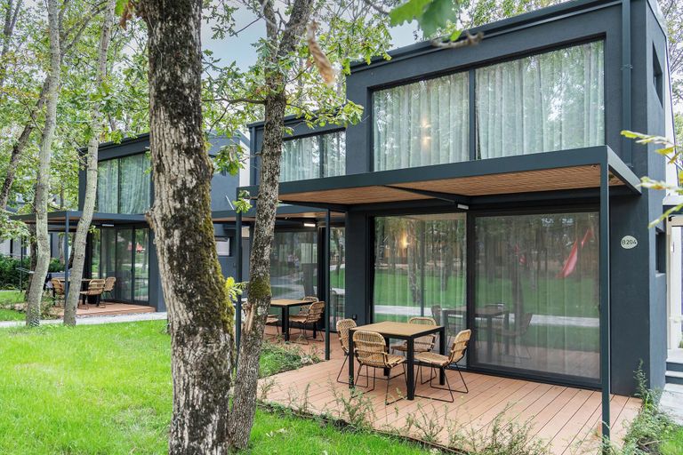 Exterior & Views