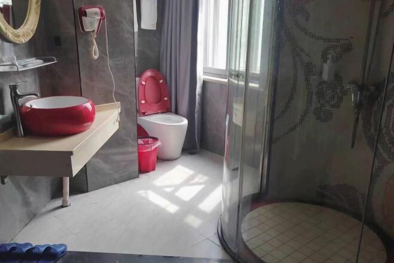 Bathroom 3, Yixin Hotel (Shanghai Guilin Road Subway Station), Shanghai