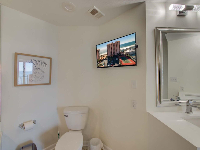 Bathroom 4, Seachase 803w, Baldwin
