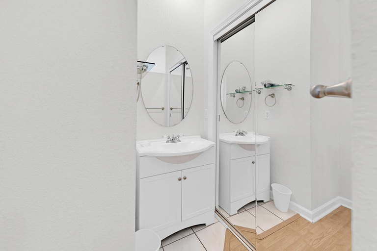 Bathroom 3, Endless Paradise, Walton