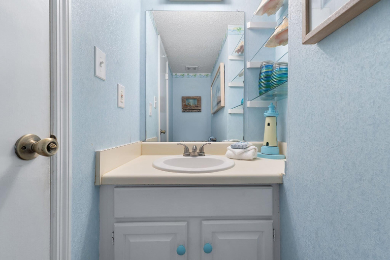 Bathroom 3, Summer House West B102, Baldwin