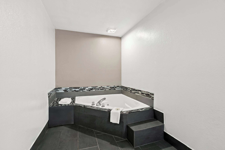 Bathroom 4, Quality Inn & Suites Biloxi - Ocean Springs, Jackson