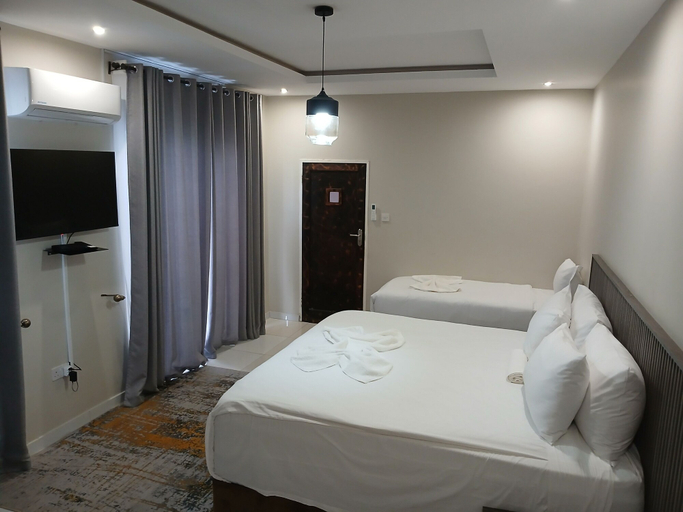 Others 5, Sewelo Inn, Ngamiland East