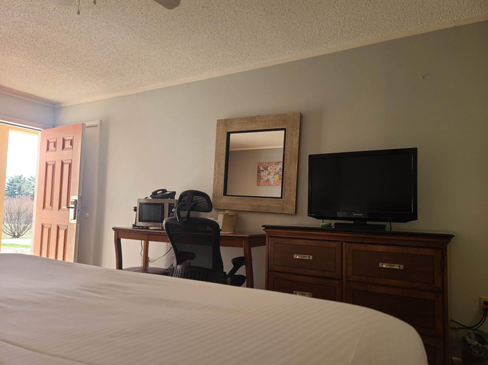 Bedroom 5, Tilton Lodge Inn and Suites, Belknap