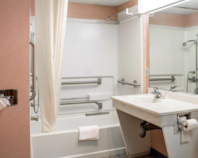 Bathroom 4, Econo Lodge Drums, Luzerne