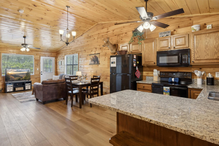 Room 2, Romantic Cabin w Jacuzzi Hot Tub Fireplace, Sevier