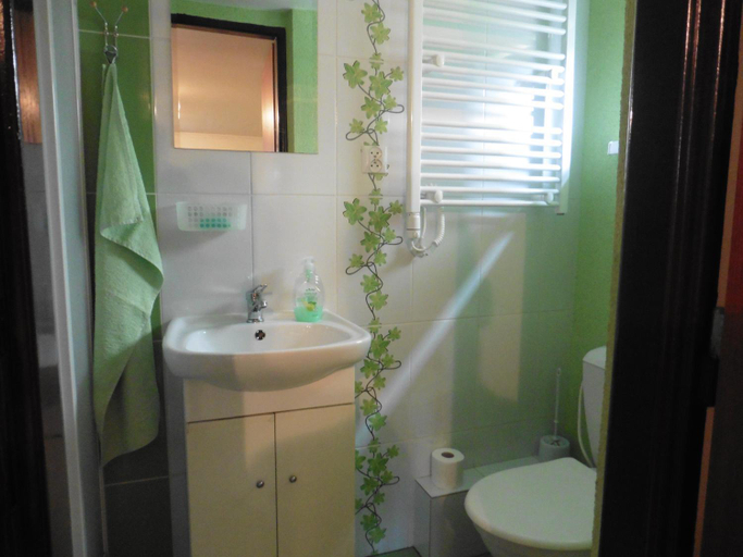 Bathroom 5, Ubytovanie v sukromi 85 suteren, Ružomberok