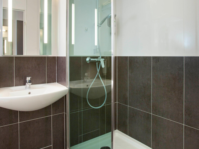 Bathroom 4, ibis Styles Reims Centre Cathédrale, Marne