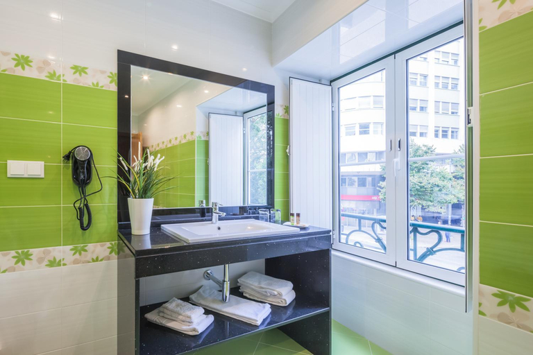 Bathroom 4, Vila Nova Guesthouse, Lisbon