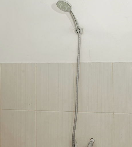 Bathroom 3, OYO 94117 Mr Rooms Appartement Mutiara, Bekasi