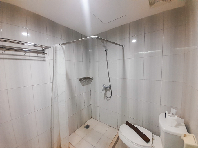 Bathroom 5, Exquisite Studio Apartment at Galeri Ciumbuleuit 2 By Travelio, Bandung