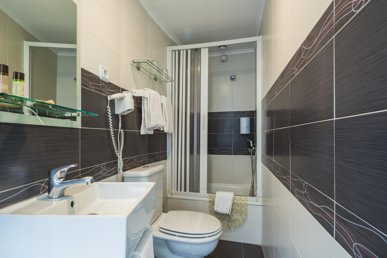 Bathroom 4, Vila Nova Guesthouse, Lisbon