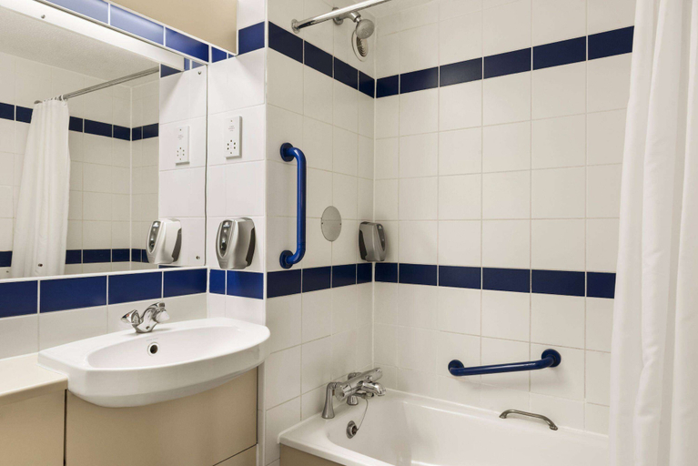 Bathroom 4, Days Inn by Wyndham Sutton Scotney North, Hampshire