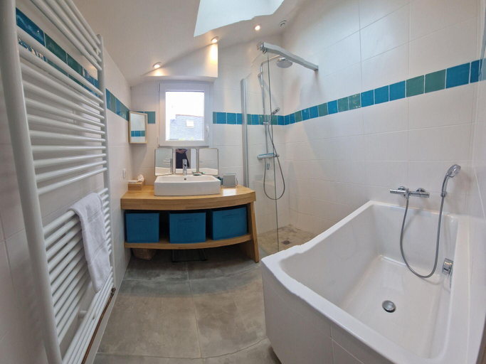 Bathroom 3, Holiday Home in Primel near Sandy Beach, Finistère