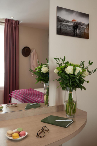 Bedroom 2, Hotel Tourisme Avenue, Paris