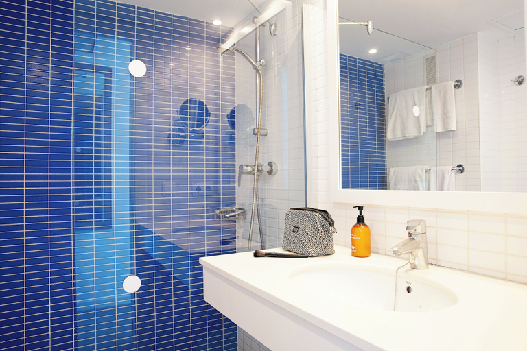 Bathroom 5, Sunwing Alcudia Beach, Baleares