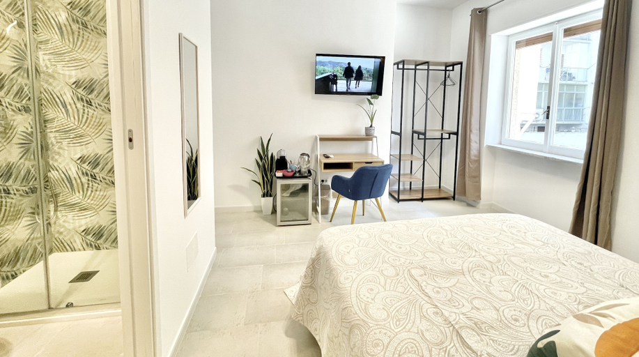Others 5, Suites 167, Bari