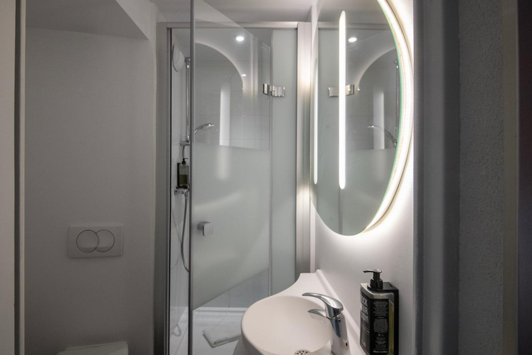 Bathroom 4, ibis budget Nice Aéroport Promenade des Anglais, Alpes-Maritimes