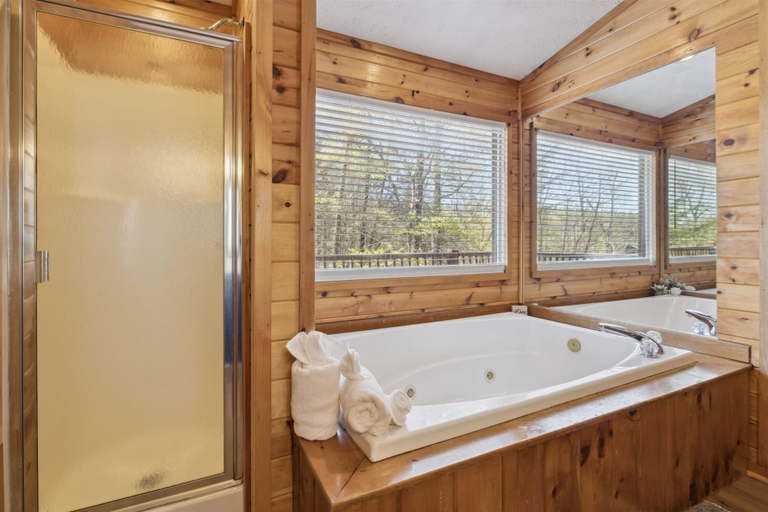 Room 5, Romantic Cabin w Jacuzzi Hot Tub Fireplace, Sevier