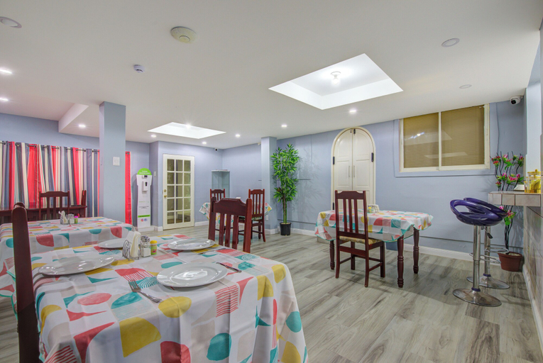 Food & Drinks 5, Airport Suites Hotel
