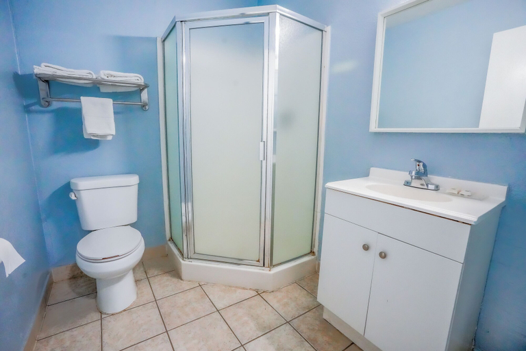 Bathroom 3, Economy Inn Buttonwillow Bakersfield I-5, Kern