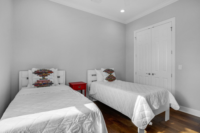 Bedroom 1, Viva La Vida, Walton