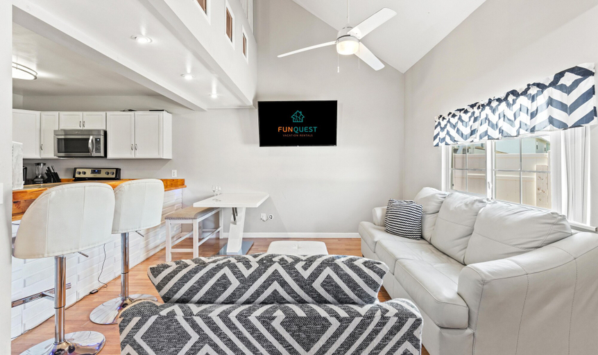 Others 4, 5218 Beach Dr C, Bay