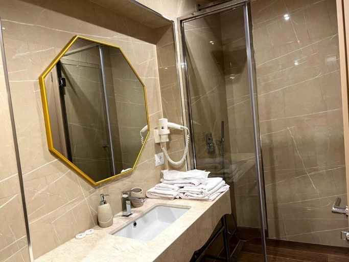 Bathroom 3, Residenca Desaret, Beratit