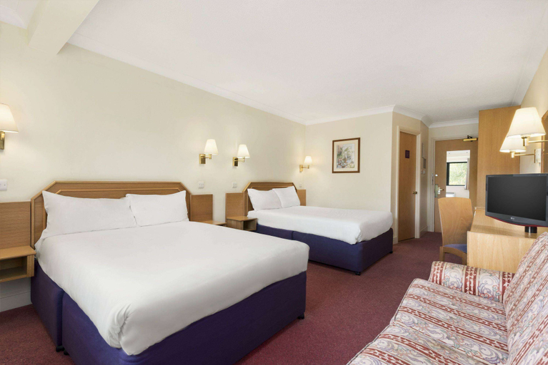 Bedroom 3, Days Inn by Wyndham Watford Gap, Northamptonshire