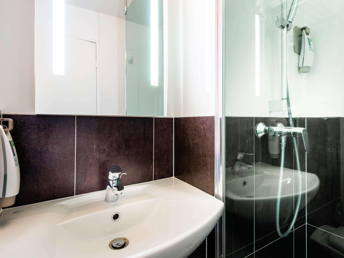 Bathroom 4, ibis Styles Reims Centre Cathédrale, Marne