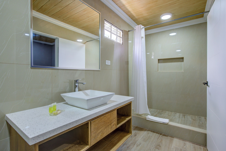 Bathroom 4, Airport Suites Hotel