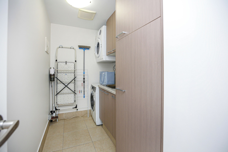 Bathroom, Luxury Cairns Stay with Pool and BBQ, Cairns