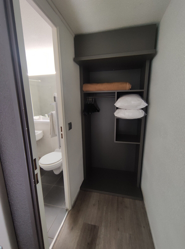 Bathroom 4, Campanile Sable Sur Sarthe Vion, Sarthe