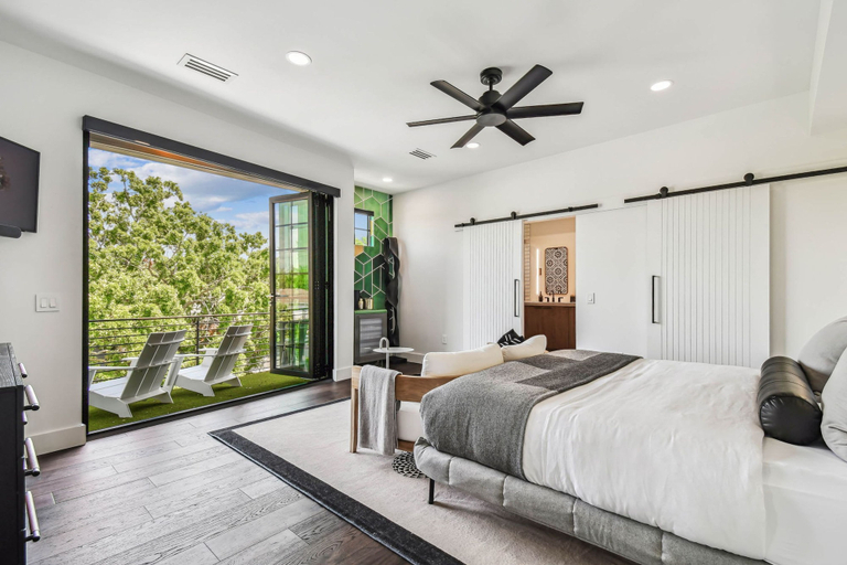 Room 4, NEW The Strata Barn - Luxury Hyde Park Townhome, Hillsborough