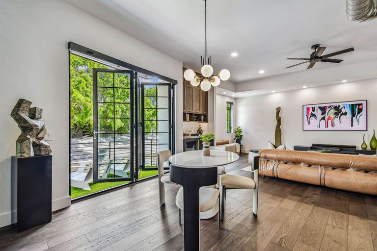 Room 2, NEW The Strata Barn - Luxury Hyde Park Townhome, Hillsborough