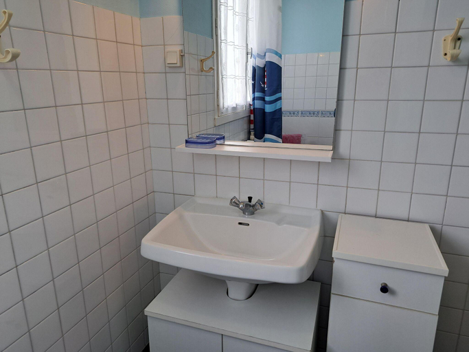 Bathroom 3, m from the sandy beach, holiday house, Ploudalmezeau, Finistère