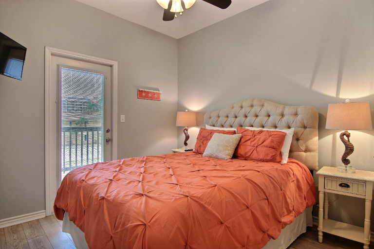 Others 2, Surfin Seahorse, Nueces