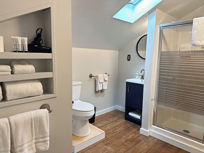 Bathroom 4, Westfir Lodge & Mountain Market, Lane