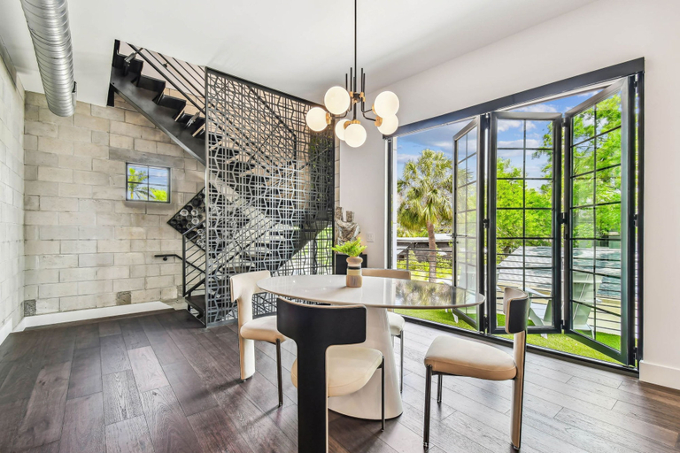Room 3, NEW The Strata Barn - Luxury Hyde Park Townhome, Hillsborough
