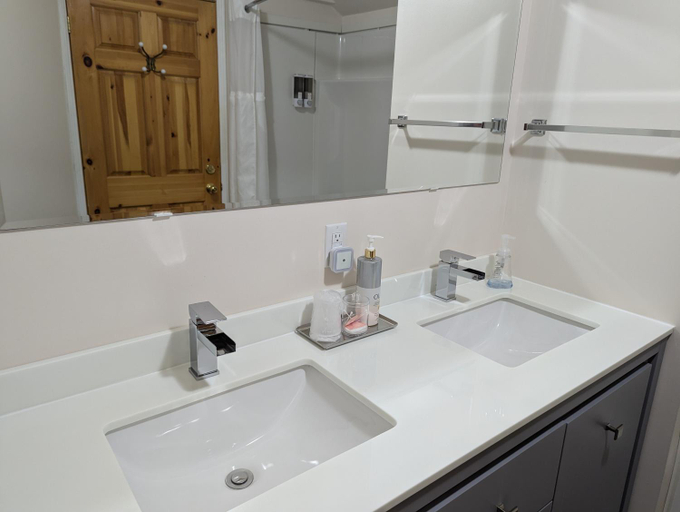 Bathroom 4, The Parrsboro Mansion Inn, Cumberland