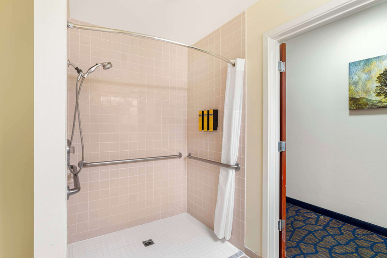 Bathroom 4, Best Western Plus Villa Del Lago Inn Patterson, Stanislaus
