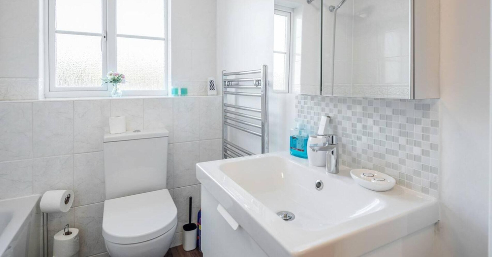 Bathroom, 2 Bed Apartment Sleeps 5 - Wifi, Free Parking, Thurrock
