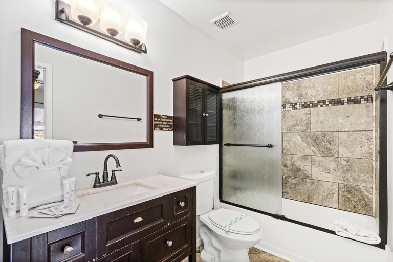 Bathroom 3, 5218 Beach Dr C, Bay